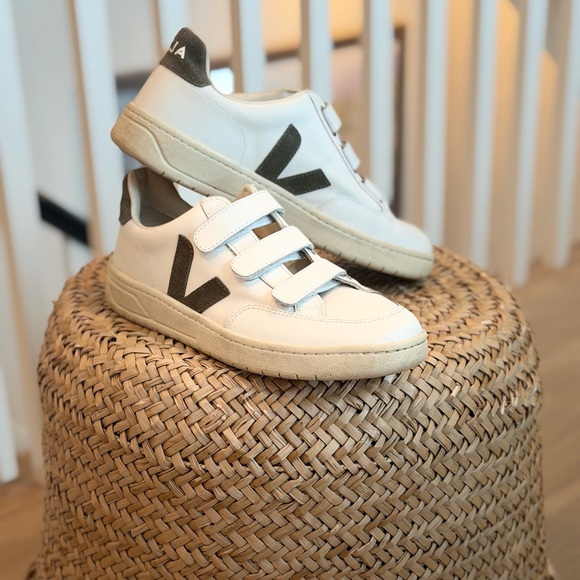 Veja V Lock Green and White US 9 Women’s - Picture 1 of 8